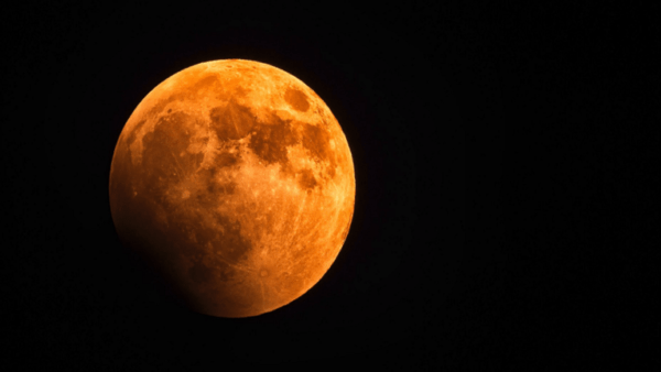 أطول خسوف جزئي للقمر لهذا القرن سيحدث صباح يوم الجمعة! 1 أطول خسوف جزئي للقمر لهذا القرن سيحدث صباح يوم الجمعة!