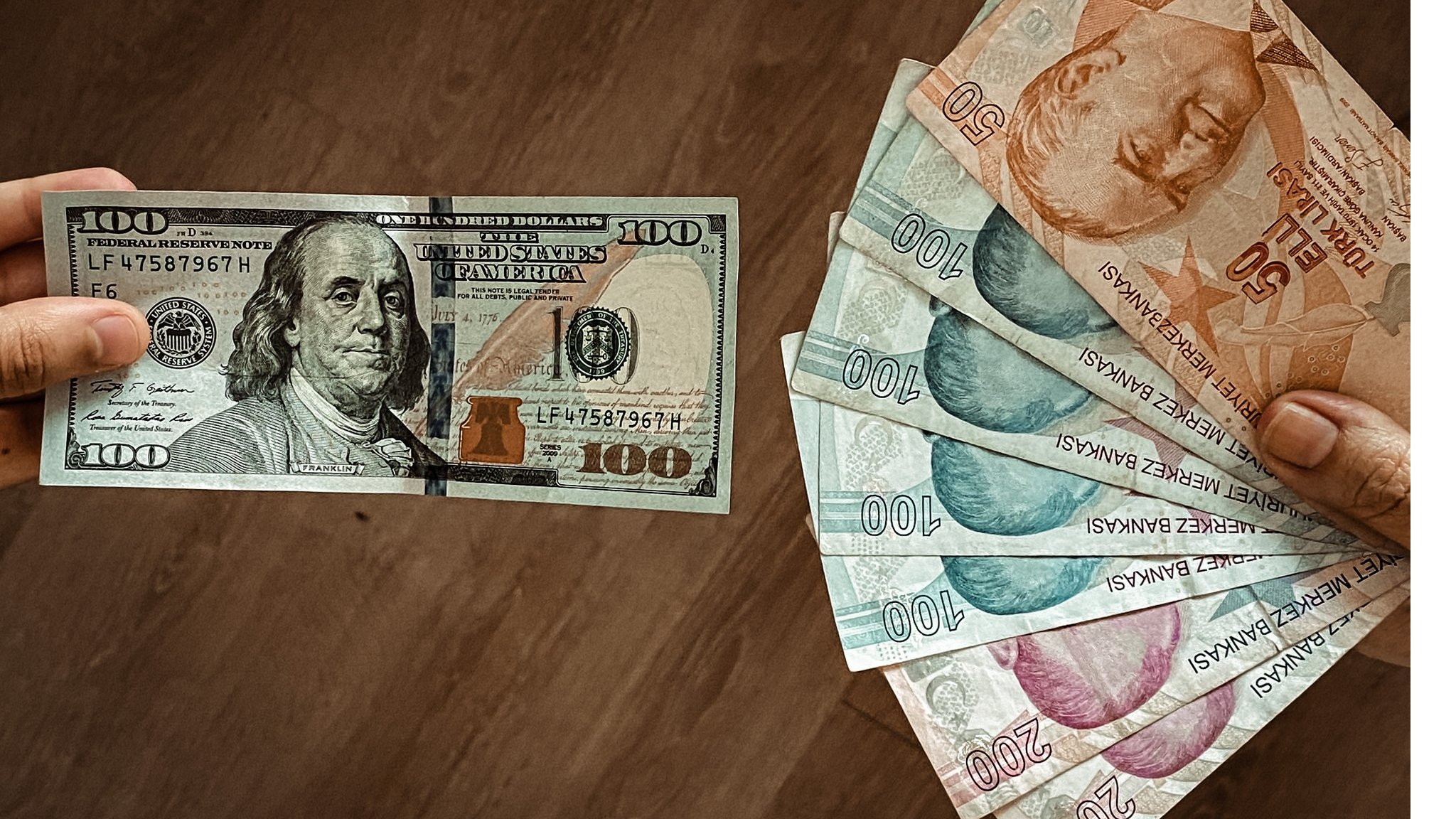 الليرة التركية: لماذا فقدت أكثر من نصف قيمتها خلال عام 2021؟