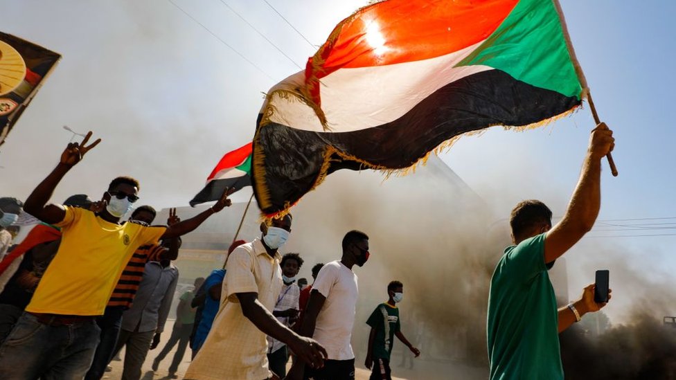 مظاهرات السودان: في الذكرى الثالثة للثورة إلى متى يستمر الصراع بين الجيش وقوى التغيير؟ - صحف عربية