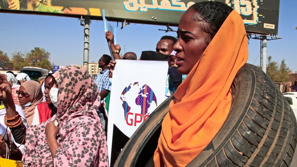 مظاهرات السودان: إطلاق الغاز المسيل للدموع على آلاف المتظاهرين المطالبين "بعودة الجيش إلى ثكناته"