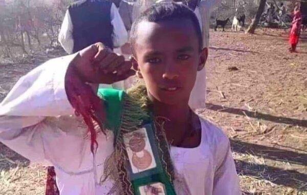 بالصورة: سوداني يزوج ابنه القاصر احتجاجا على تعليق التعليم في المدارس