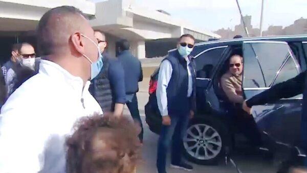 بالفيديو: "تحب أعملك إيه عايز مني إيه؟".. السيسي يلبي طلب أب مصري لـ3 أطفال