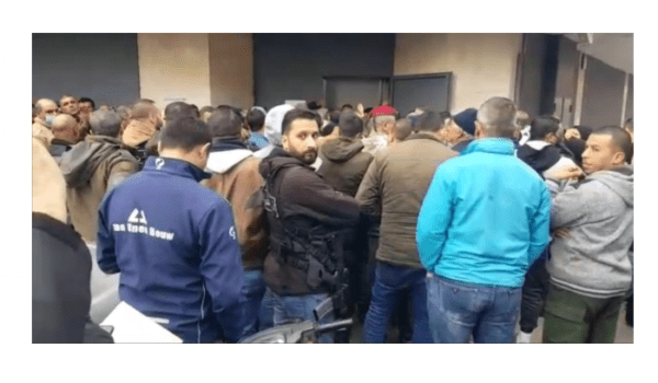 زحمة أمام المصارف في طرابلس والموظفون طالبوا بآلية لقبض معاشاتهم بحسب تعميم المركزي 1 زحمة أمام المصارف في طرابلس والموظفون طالبوا بآلية لقبض معاشاتهم بحسب تعميم المركزي