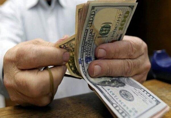 سوق الدولار السوداء: هستيريا في أوساط الصرافين قبل الظهر امس