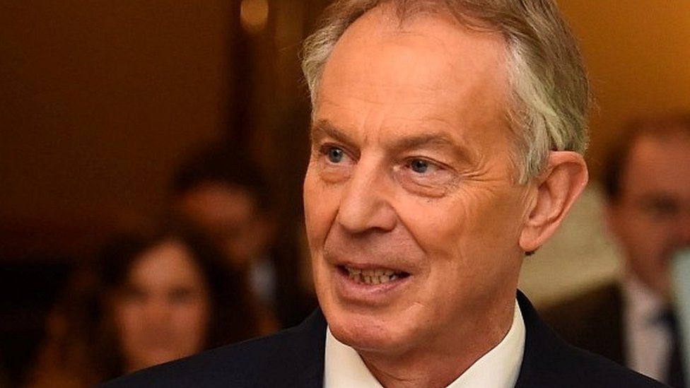 أكثر من نصف مليون شخص يطالبون بسحب وسام فارس من توني بلير بسبب دوره في حرب العراق