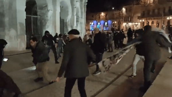 بالفيديو.. اشتباكات بين مؤيدي إريك زمور ومعارضيه في مدينة نيم الفرنسية 1 زمور