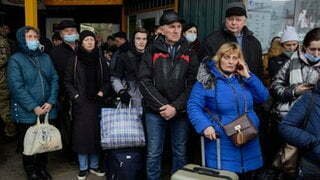 روسيا وأوكرانيا: الرئيس الأوكراني زيلينسكي يحذر من "ستار حديدي جديد يعزل الروس عن العالم المتحضر"