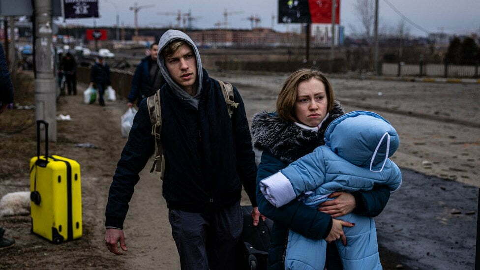 غزو روسيا لأوكرانيا: تحذير موسكو من الأسلحة البيولوجية "يذكّر بما حدث في سوريا" - الغارديان