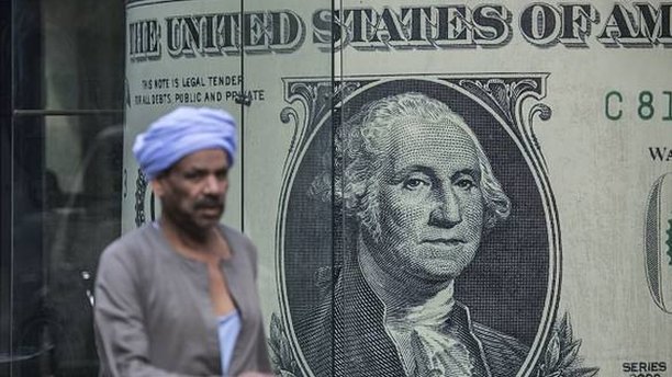 كيف يؤثر تخفيض قيمة الجنيه على حياة المصريين؟