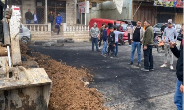 استمرار قطع طريق عام بلدة برج العرب - عكار من قبل محتجين على توقيف عدد من الاشخاص