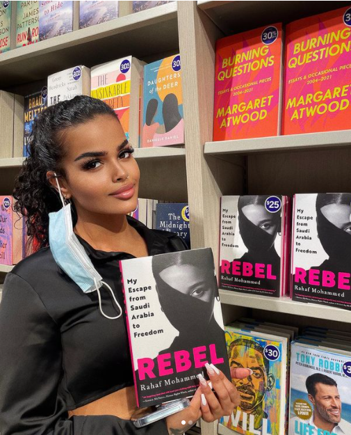السعودية رهف القنون تصدر كتابها الاول وتتحدث عن قصة هروبها