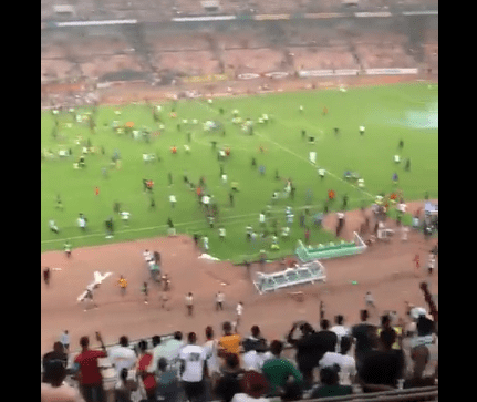 فيديو: جماهير منتخب نيجيريا تقتحم الملعب بعد التعادل أمام غانا 1 فيديو: جماهير منتخب نيجيريا تقتحم الملعب بعد التعادل أمام غانا