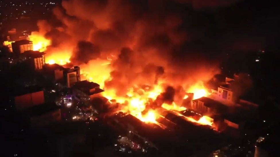 حريق ضخم يدمر السوق الكبير في عاصمة أرض الصومال