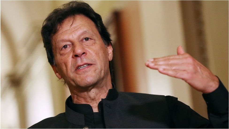 عمران خان: رئيس الوزراء الباكستاني يتعهد بالقتال "حتى الكرة الأخيرة" بعد قرار قضائي بإجراء تصويت على الثقة في حكومته