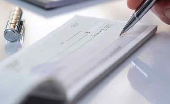 المصارف تخالف القانون وتوقف التعامل بالشيكات￼