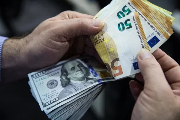 الدولار نحو أدنى مستوى له منذ 9 أشهر أمام اليورو