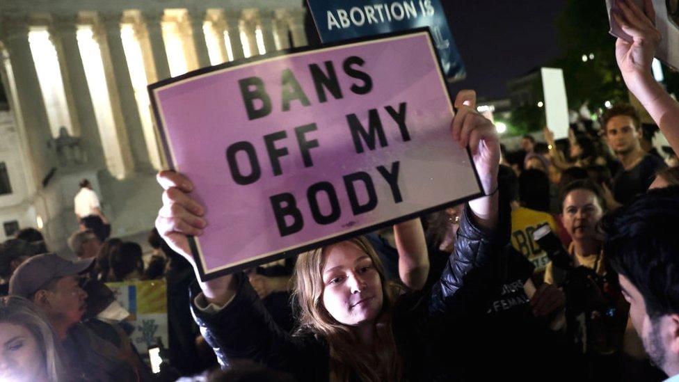 الإجهاض: المحكمة العليا الأمريكية "قد تلغي" حق النساء في إنهاء الحمل - وثيقة مسربة