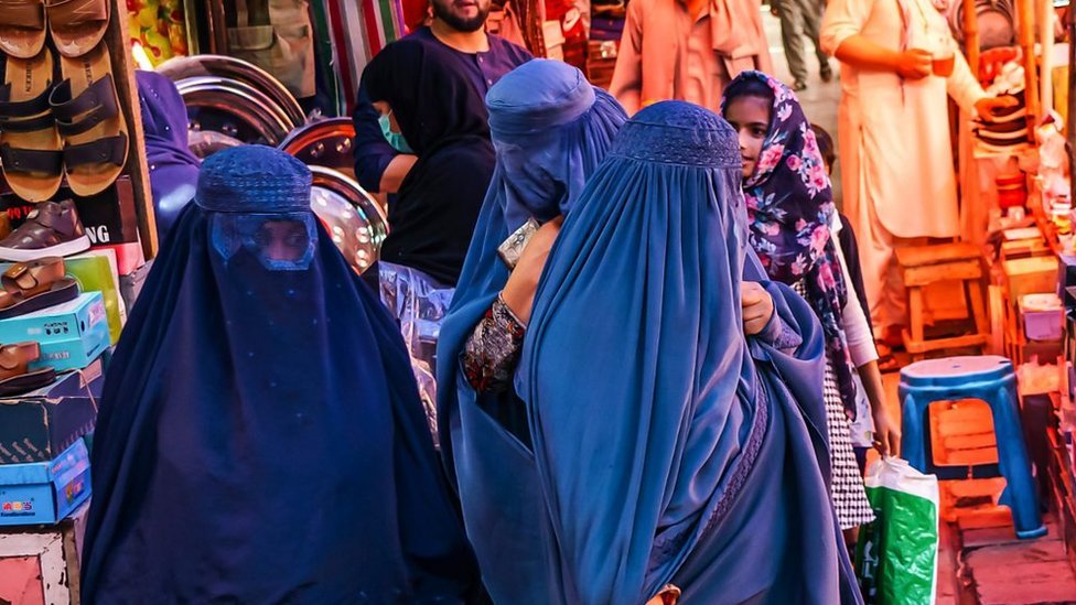 أفغانستان تحت حكم طالبان: "أشعر بأن مجرد كوني امرأة يعتبر جريمة"