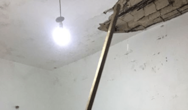 سقوط أجزاء من سقف غرفة منزل في صور 3 سقوط أجزاء من سقف غرفة منزل في صور