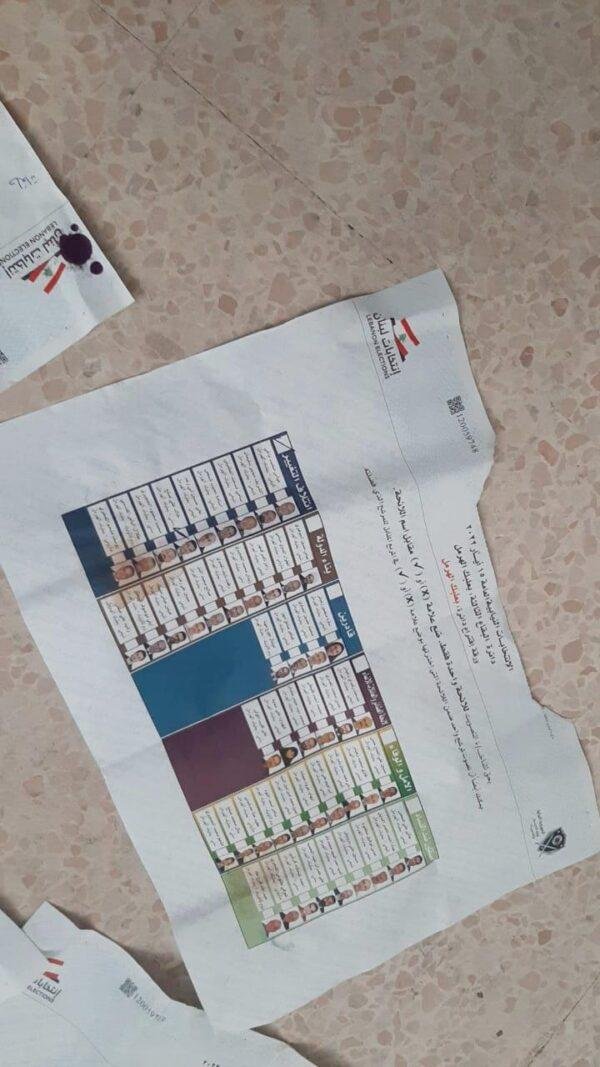 بالصورة: أوراق لوائح انتخابية في سلة النفايات