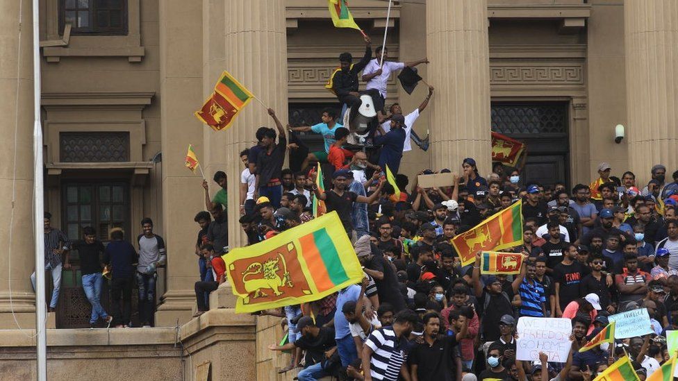 مظاهرات سريلانكا: الرئيس راجاباكسا يعتزم التنحي بعد اقتحام المحتجين لمقر إقامته؟