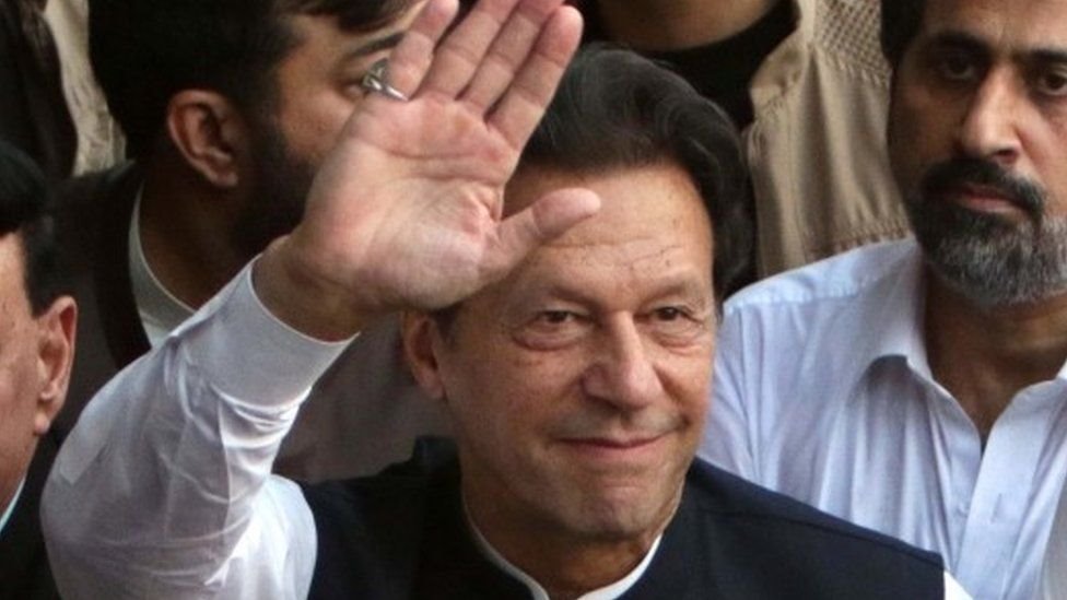عمران خان يدعو إلى انتخابات مبكرة بعد فوز كاسح في البنجاب