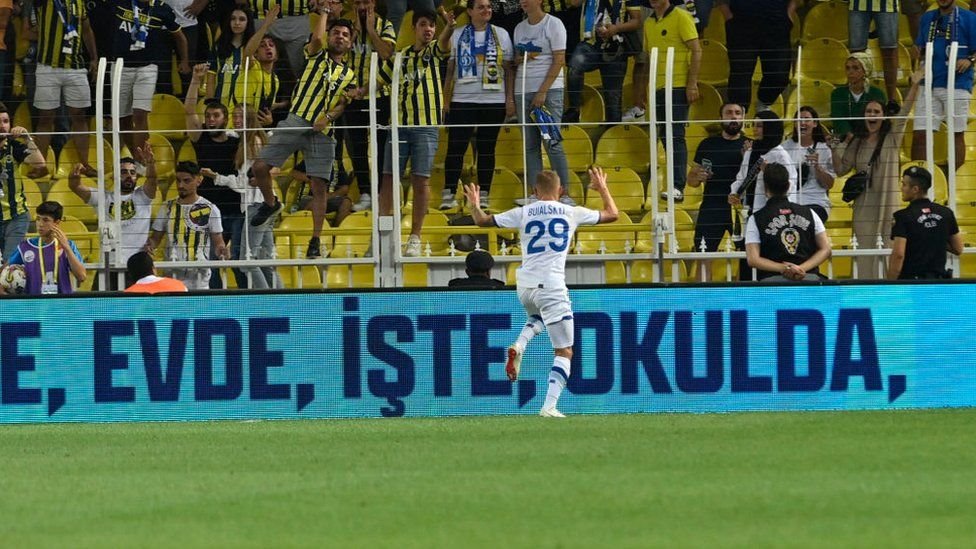 روسيا وأوكرانيا: جماهير فريق تركي لكرة القدم تهتف باسم بوتين وتثير غضب الأوكرانيين