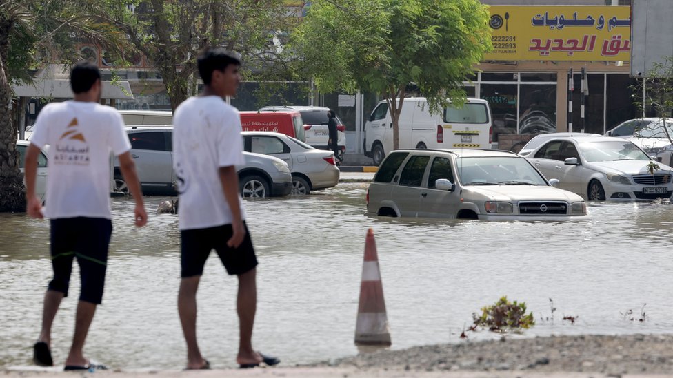 فيضانات الإمارات: سقوط قتلى والسلطات تنقذ المئات بعد هطول أمطار غزيرة - صور