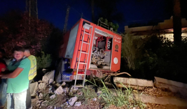 نجاة عدد من عناصر الدفاع المدني من انقلاب آليتهم على اوتوستراد المصيلح