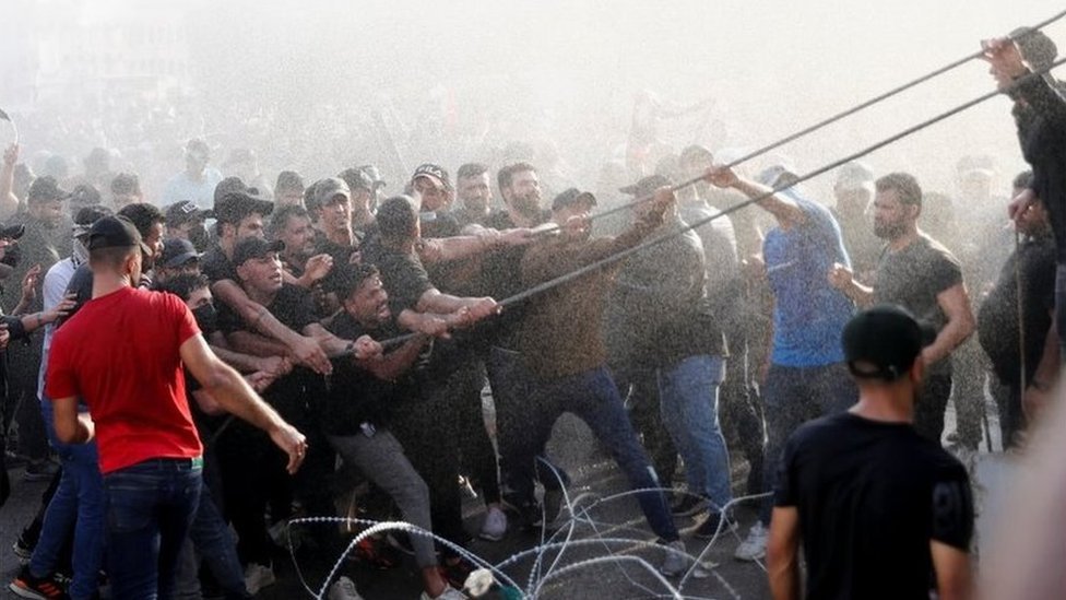 اعتصام مؤيدي الصدر: الآلاف من أنصار الإطار التنسيقي يتظاهرون أمام المنطقة الخضراء
