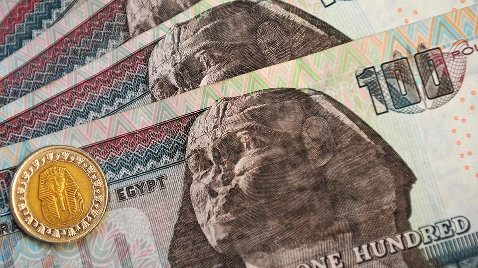 الجنيه المصري: ماذا يعني انهيار سعره إلى مستوى قياسي أمام الدولار؟
