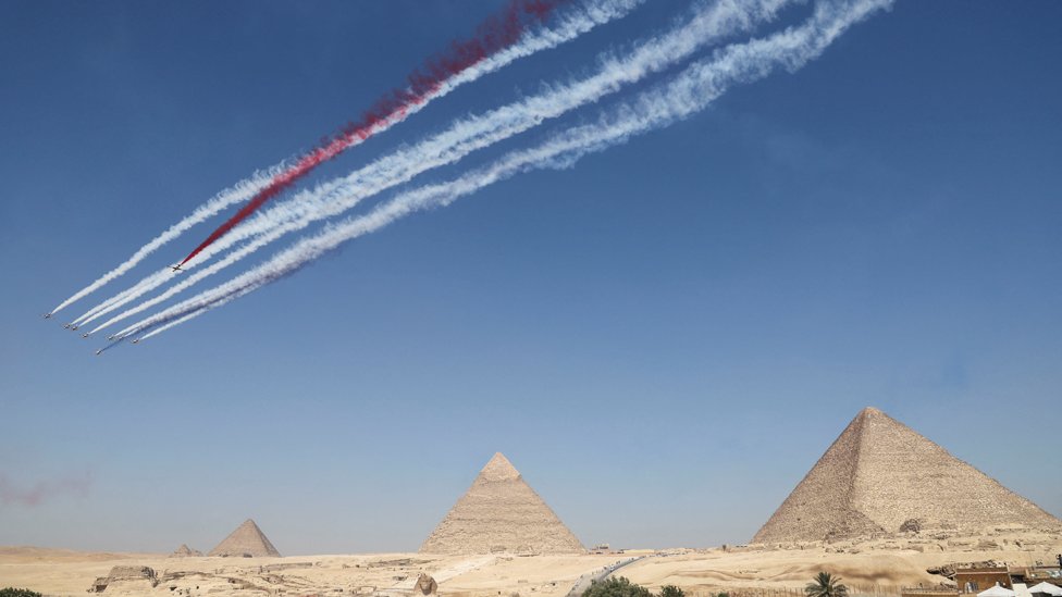 عرض الأهرامات الجوي وإنجاز تاريخي لإنجلترا في كرة القدم النسائية - بالصور