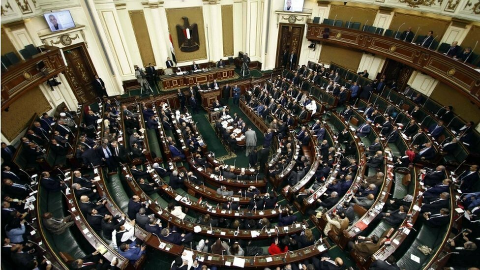 البرلمان المصري يقر تعديلات وزارية تشمل 13 حقيبة