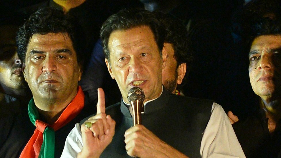 عمران خان: فتح تحقيق مع رئيس الوزراء الباكستاني السابق بتهمة تهديد مسؤولين في الشرطة والقضاء