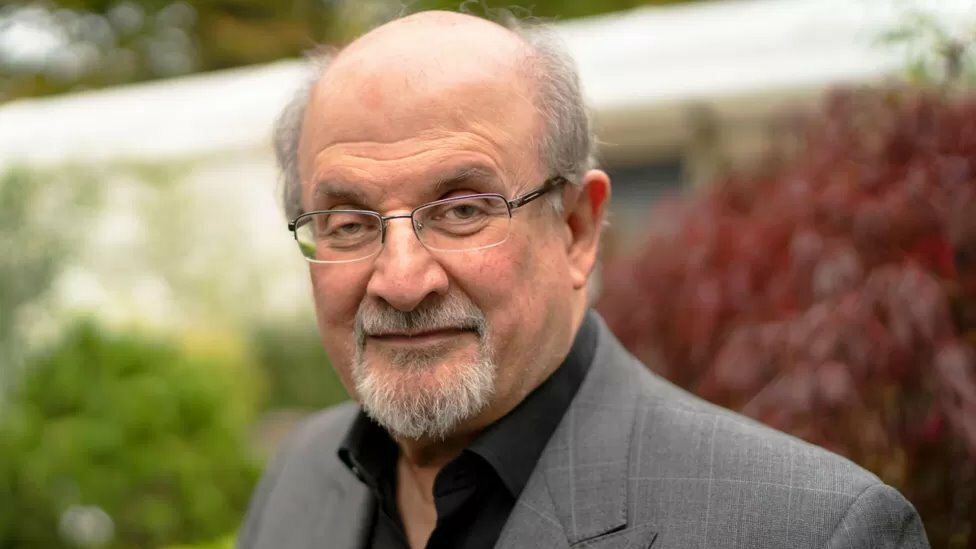 سلمان رشدي: هل لعب رجل دين بريطاني دوراً في فتوى الخميني بقتل الكاتب