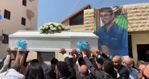 فيديو للحظة وصول جثمان ⁧‫جورج الراسي‬⁩ الى امام منزله