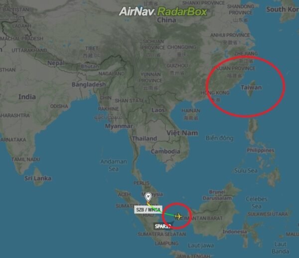 موقع: طائرة تابعة للقوات الجوية الأمريكية يعتقد أن بيلوسي على متنها أقلعت من كوالالمبور