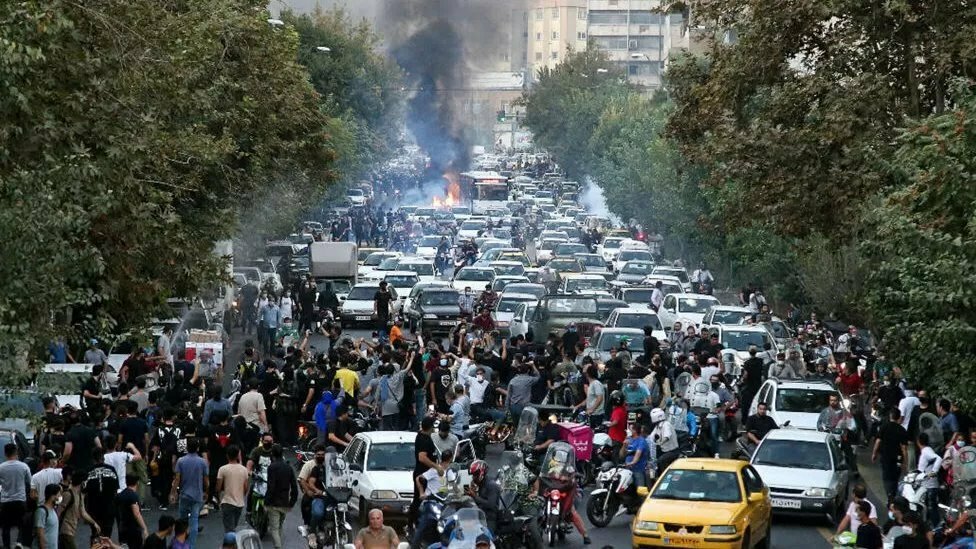 مهسا أميني: إبراهيم رئيسي يأمر بالتحقيق في وفاة الشابة الإيرانية