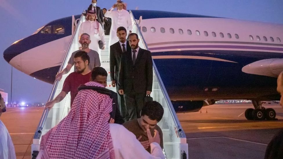 روسيا وأوكرانيا: ولي العهد السعودي "لعب دورا حاسما" في صفقة تبادل الأسرى