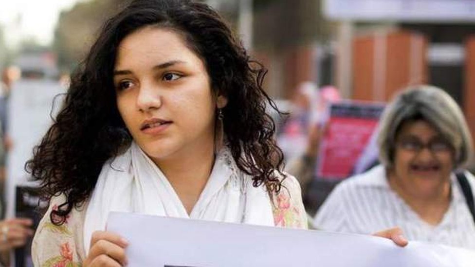 "من زنزانتي كنت أرى الناس يتعرضون للتعذيب": سناء سيف تهرب من مصر وتكافح لإطلاق سراح شقيقها" الغارديان