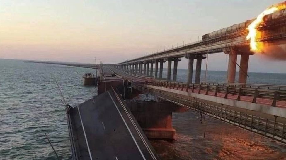 روسيا وأوكرانيا: اندلاع حريق على الجسر الوحيد الذي يربط شبه جزيرة القرم بروسيا
