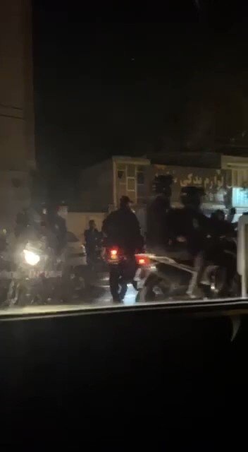بالفيديو: شرطي إيراني يطـلـق الـنار على فتـاة أثناء تصويرها المظاهرات