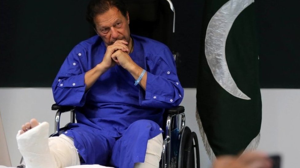 عمران خان: المحكمة العليا الباكستانية تأمر الشرطة بالتحقيق في حادثة إطلاق النار على زعيم المعارضة