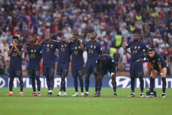 إسـاءات ورمــوز وتعليقات مهـيــنة تجاه لاعبي فرنسا بعد خسارة كأس العالم 1 إسـاءات ورمــوز وتعليقات مهـيــنة تجاه لاعبي فرنسا بعد خسارة كأس العالم