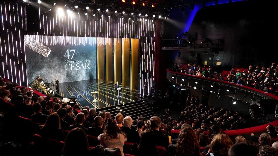 سيزار السينمائية تحظر المرشحين الذين يجري التحقيق معهم بتـهمة العـنـف الجــنسي
