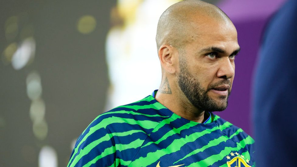 داني ألفيش: اعتقال لاعب كرة القدم البرازيلي الدولي في إسبانيا بتهمة "الاعتداء الجنسي"