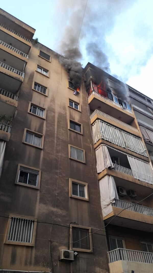 ‏بالصور: إخماد حريق داخل شقة في الدكوانة