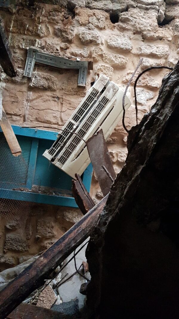 بالصورة.. في لبنان: نجاة عائلة في بعد انهيار سقف داخل المنزل 1 بالصورة.. في لبنان: نجاة عائلة في بعد انهيار سقف داخل المنزل
