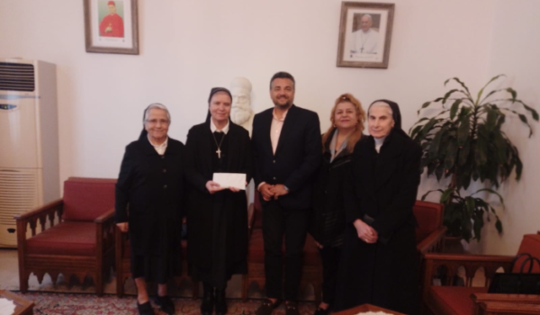 رئيس جمعية "تنورين الخيرية" في أوستراليا زار راهبات العائلة المقدسة في عبرين وقدّم مساعدة مادية من سلسلة مساعدات لقضاء البترون 3 رئيس جمعية "تنورين الخيرية" في أوستراليا زار راهبات العائلة المقدسة في عبرين وقدّم مساعدة مادية من سلسلة مساعدات لقضاء البترون