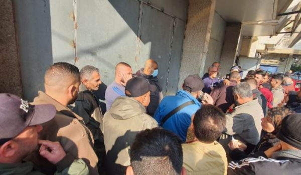 اعتصام لموظفي شرطة بلدية صور امام احد المصارف احتجاجا على عدم قبض رواتبهم